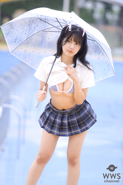 【写真特集 10枚】猫宮あすか、雨降るプールで制服フェチコスチュームを大胆披露！＜近代麻雀水着祭2022＞