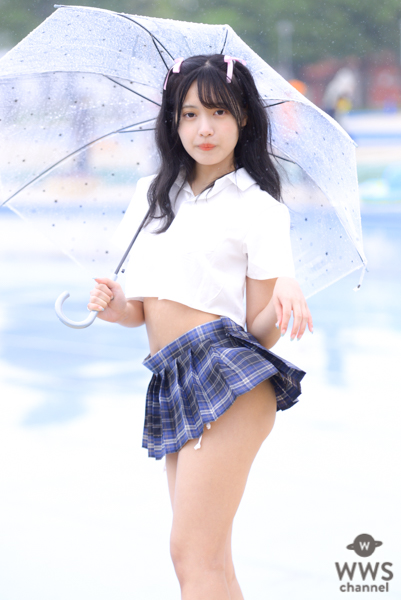 【写真特集 10枚】猫宮あすか、雨降るプールで制服フェチコスチュームを大胆披露！＜近代麻雀水着祭2022＞