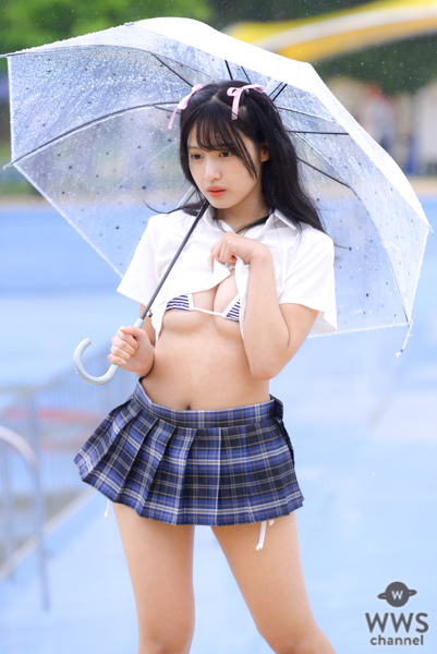 【写真特集 10枚】猫宮あすか、雨降るプールで制服フェチコスチュームを大胆披露！＜近代麻雀水着祭2022＞