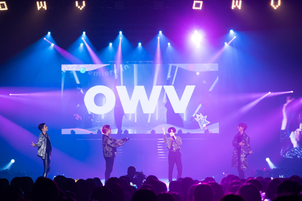 OWV、シルバーのジャケット姿で激しいダンスパフォーマンスを披露＜KCON 2022 Premiere＞