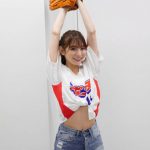 CanCamモデルほのか、初の始球式で美腹筋チラリ美しいフォームで投球