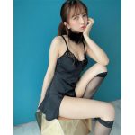 竹内星菜、大人セクシーな肌見せドレスで美脚全開！