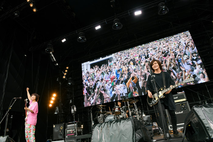 【ライブレポート】ヤバイTシャツ屋さん、フェス感たっぷりのうるさくて速い音で夏先取り！＜JAPAN JAM 2022＞