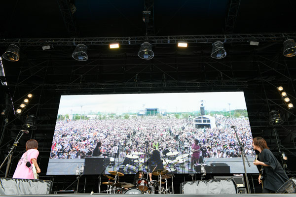 【ライブレポート】ヤバイTシャツ屋さん、フェス感たっぷりのうるさくて速い音で夏先取り！＜JAPAN JAM 2022＞