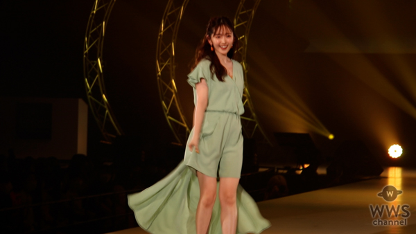 【動画】鈴木愛理がエメラルドグリーンの衣装で札幌コレクション2022 S/Sランウェイに登場！