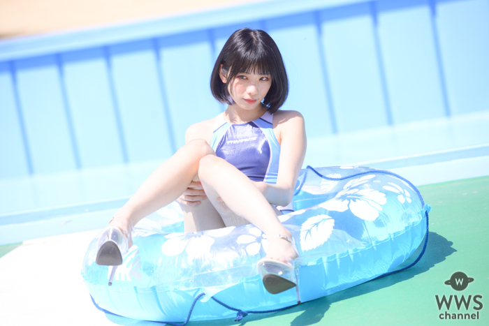 【写真 5枚】コスプレイヤー・misaco、競泳水着で浮き輪にスッポリ！透明美脚で視線釘付け＜近代麻雀水着祭2022＞