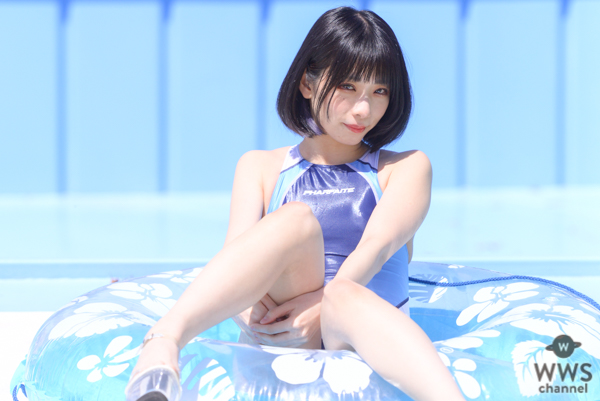 【写真 5枚】コスプレイヤー・misaco、競泳水着で浮き輪にスッポリ！透明美脚で視線釘付け＜近代麻雀水着祭2022＞