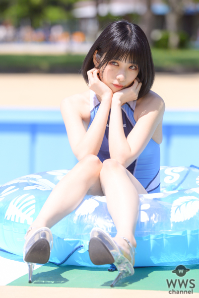 【写真 5枚】コスプレイヤー・misaco、競泳水着で浮き輪にスッポリ！透明美脚で視線釘付け＜近代麻雀水着祭2022＞