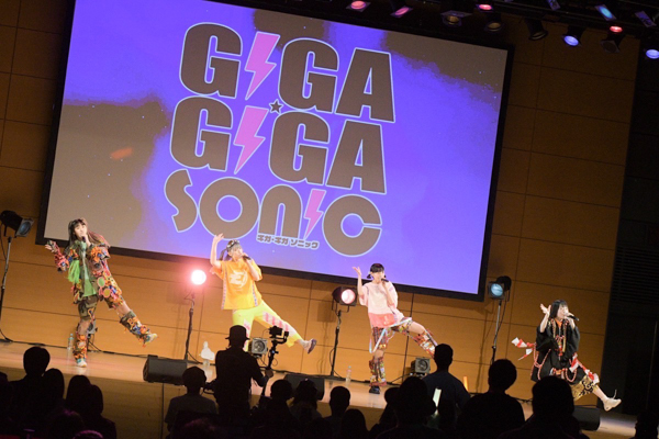 ゆるめるモ！、脱力系の独特な世界観でギガソニ会場を包み込む＜GIGA・GIGA SONIC＞