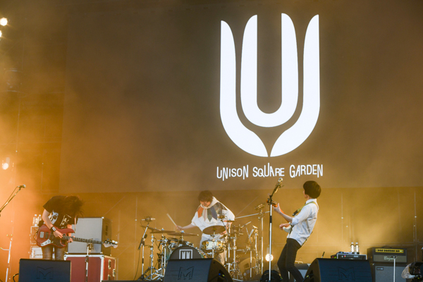 【ライブレポート】 UNISON SQUARE GARDENが極上の音を夕焼けの空に重ね合わせる極上ステージを披露！ ＜JAPAN JAM 2022＞