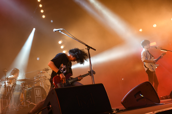 【ライブレポート】 UNISON SQUARE GARDENが極上の音を夕焼けの空に重ね合わせる極上ステージを披露！ ＜JAPAN JAM 2022＞