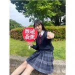 鈴木ゆうか、制服姿＆レディース特攻服ショットで「ギャップ萌」「小顔のスレンダー美人」と反響！