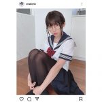 えなこ、JKコス×メガネ×黒タイツショットでファンを悩殺！