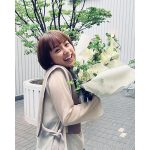 平祐奈、ヘレンイメージしたボタニカルな花束を笑顔で抱える姿を披露