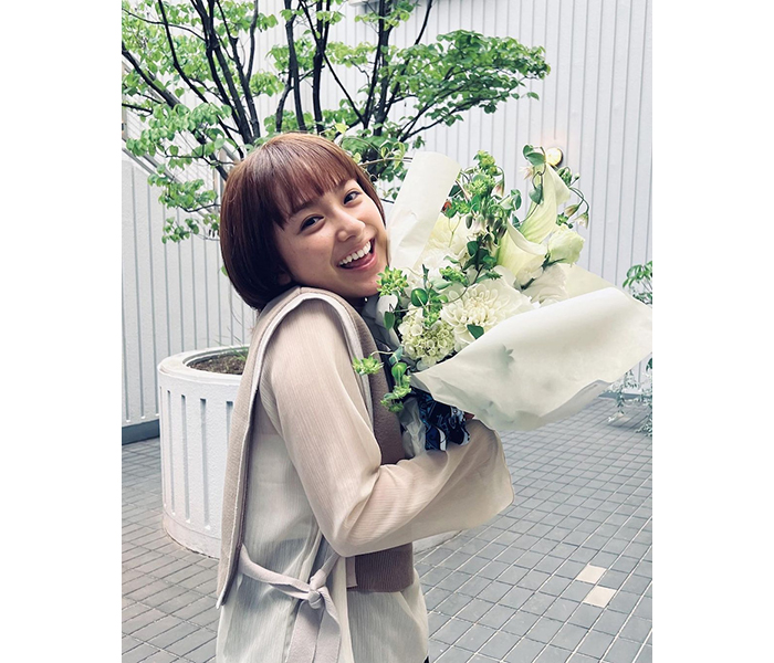 平祐奈、ヘレンイメージしたボタニカルな花束を笑顔で抱える姿を披露