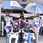 レースクイーン・織田真美那、抜群のプロポーションを見せつけ大胆に美脚を披露！