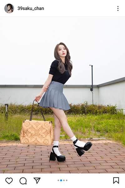 宮脇咲良、ミニ丈スカートから透明感あふれる美麗な太ももに反響！