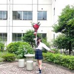 鈴木ゆうか、制服姿＆レディース特攻服ショットで「ギャップ萌」「小顔のスレンダー美人」と反響！