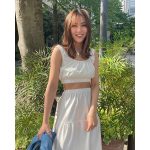 石川恋、引き締まった腹筋チラリ!ヘルシーなホワイトコーデオフショットを公開