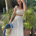石川恋、引き締まった腹筋チラリ!ヘルシーなホワイトコーデオフショットを公開
