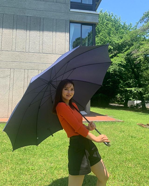 石川恋、大きな大きな日傘を差した笑顔のオフショットを公開