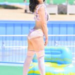 【写真特集 11枚】スリジエ・茜紬うた、ガーリーなメイド風ビキニで視線釘付け！＜近代麻雀水着祭2022＞