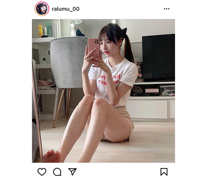 藤川らるむ、美脚に釘付けにされるTシャツコーデに反響