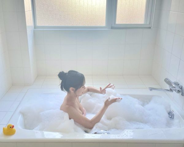 NMB48・隅野和奏、泡風呂で美谷間チラリのセクシーオフショット公開！