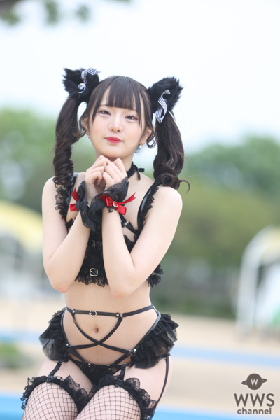 【写真特集 10枚】深月萌愛、大胆なM字開脚で美脚見せつけ！セクシー黒猫に変身＜近代麻雀水着祭2022＞