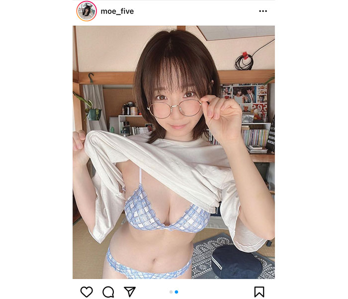 伊織もえ、メガネっ娘スタイルでふんわり美バスト披露！