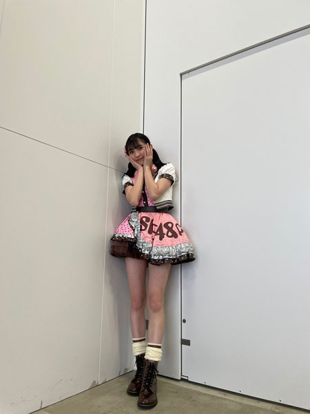 SKE48・石黒友月、ハッシュタグ「脚が長すぎるアイドル」に合わせて脚線美ショット公開！