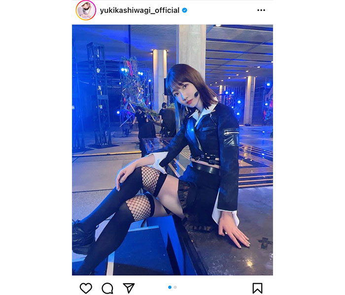 AKB48・柏木由紀、クロスした網タイツ美脚をセクシーに披露！