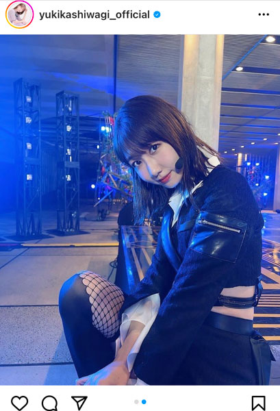 AKB48・柏木由紀、クロスした網タイツ美脚をセクシーに披露！