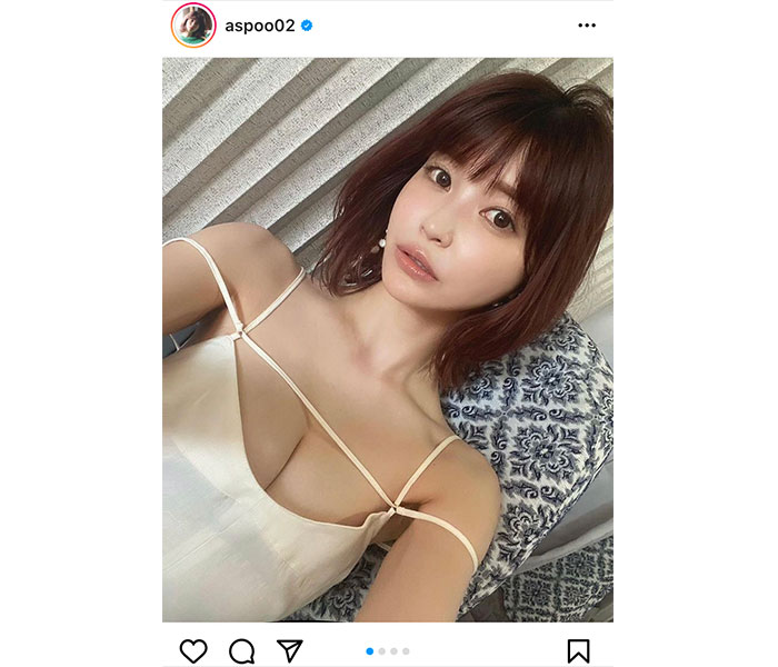 岸明日香、美谷間が飛び込んでくる自撮りショットにドキドキ！