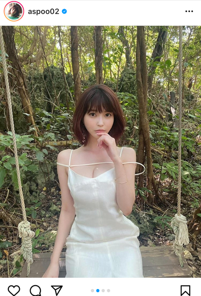 岸明日香、美谷間が飛び込んでくる自撮りショットにドキドキ！