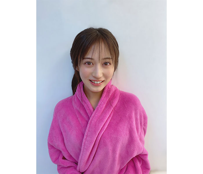NMB48・川上千尋、ピンクのバスローブで新作グラビアを予告！