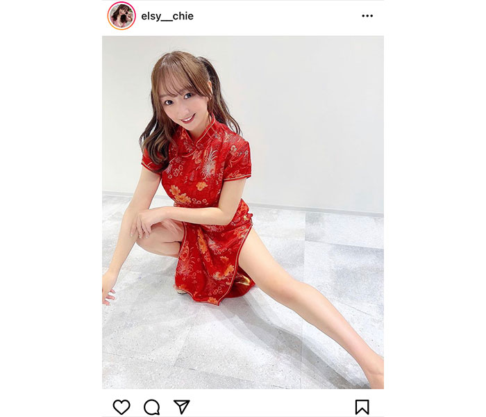 elsy・愛森ちえ、真っ赤なチャイナ服で美脚全開！