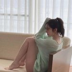 松井咲子、ニット×美脚のギャップにファン悶絶！