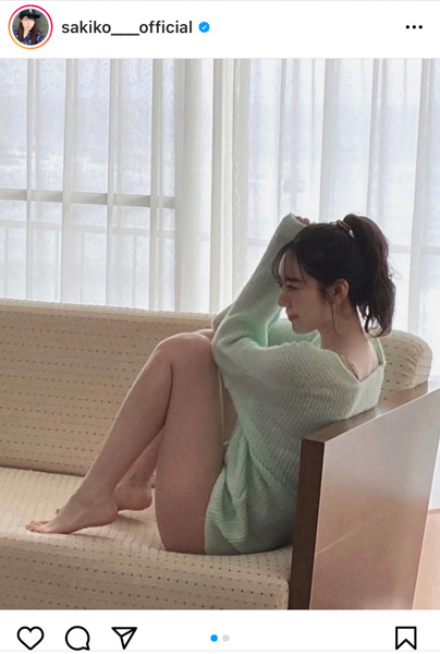 松井咲子、ニット×美脚のギャップにファン悶絶！