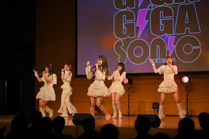 ONE BY ONE、新体制になりたての緊張感いっぱいのライブで躍動！＜GIGA・GIGA SONIC＞