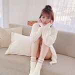 AKB48・篠崎彩奈、肌見せ部屋着でドキドキの無防備ショットに歓喜の声