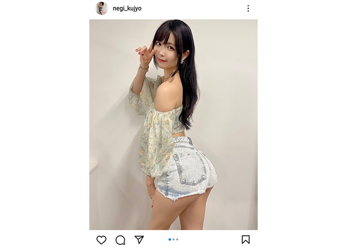 九条ねぎ、肩出しオフショルと超ミニパンツで夏全開「お尻最高です」「色っぽいにもほどがある」とファン絶賛！