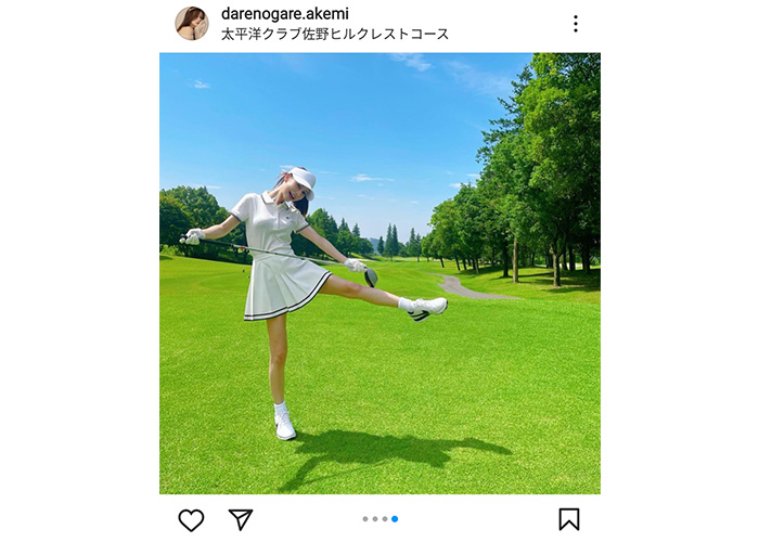 ダレノガレ明美、ポニテに超ミニ丈で白のゴルフウェアでまぶしい美脚を披露！