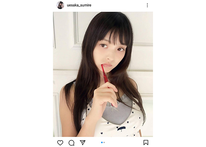 上坂すみれ、部屋着で色っぽいスッピン風歯磨きショットを公開！