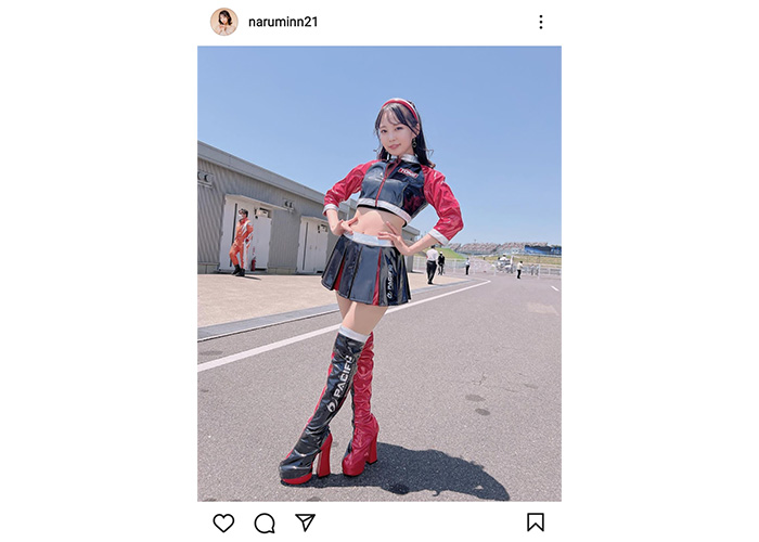 レースクイーン・葵成美、ヘソ出しミニスカコスチュームで美くびれと絶対領域を披露！