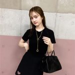 谷まりあ、ハートくり抜きワンピで美脚あらわなブラックコーデにファン歓喜！