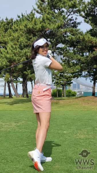 千葉クリスティアーナ、美脚あらわなピンクの派手なミニスカで ベストオブミス・チャリティーゴルフに参戦！