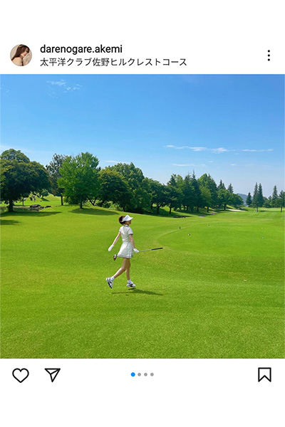 ダレノガレ明美、ポニテに超ミニ丈で白のゴルフウェアでまぶしい美脚を披露！