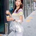 インフルエンサー・YURI、白のミニスカと色っぽニットでメリハリ美ボディ公開！