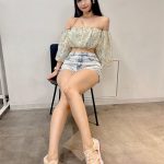 九条ねぎ、肩出しオフショルと超ミニパンツで夏全開「お尻最高です」「色っぽいにもほどがある」とファン絶賛！